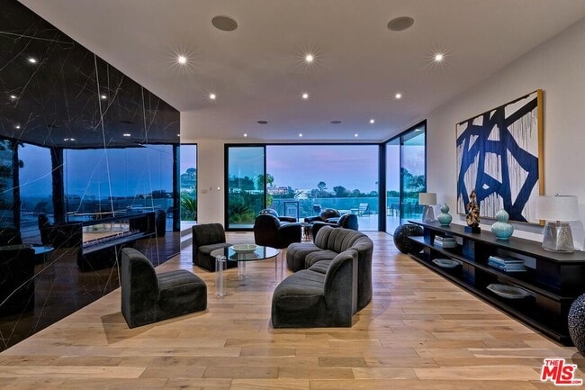 Building Photo - 920 Linda Flora Dr