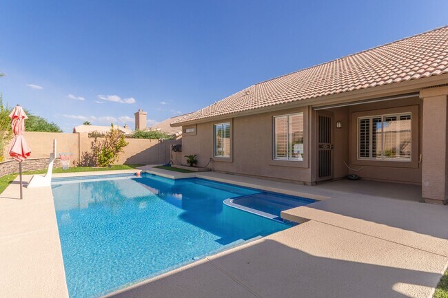 Building Photo - 4 bed 2 bath Stunner w/ Sparkling Pool