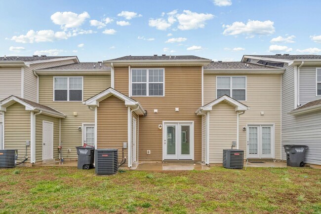 Building Photo - 2 Bedroom Pet Friendly Condo For Rent Near Beachaven Vineyard!