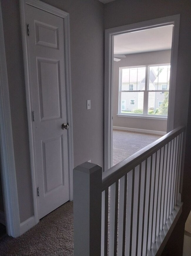 Building Photo - Gorgeous 3 Bedroom 2 Bath Townhome