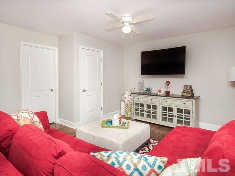 living room - 515 Mayfair St