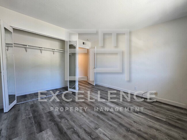Building Photo - Fully Updated 2/1 Condo Upstairs - Pool, P...