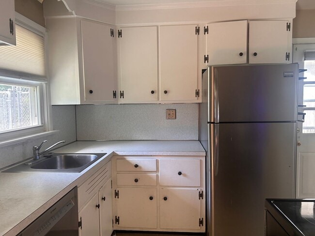 Building Photo - Beautiful 2 bed, 1 bath rancher!