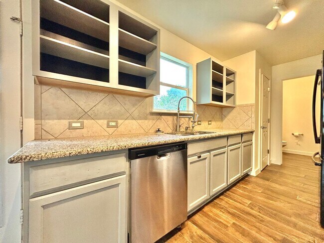 Building Photo - Gorgeous 3 Bed 2.5 Bath Single Family Home