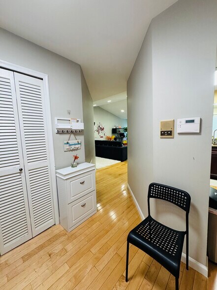 Entry hallway - 3 Juniper Ct