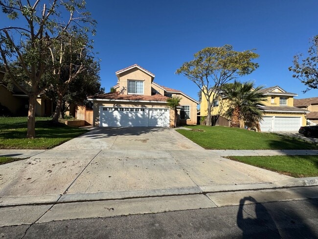 Building Photo - 4 bed 3 full bath house with 3 car garage in Corona for lease