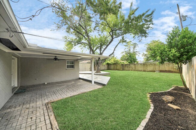 Building Photo - 2215 Gardenia Dr
