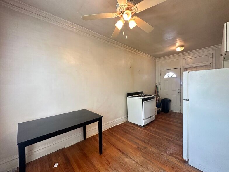 Building Photo - 4830 W Addison St