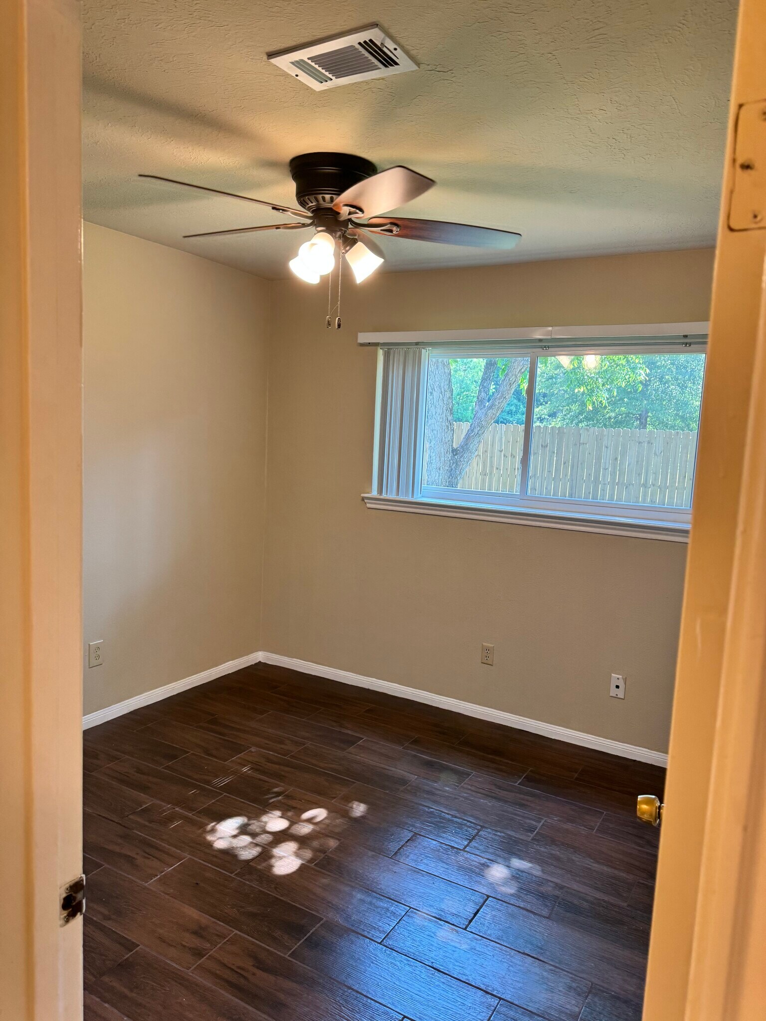 Building Photo - 9811 Charter Ridge Dr