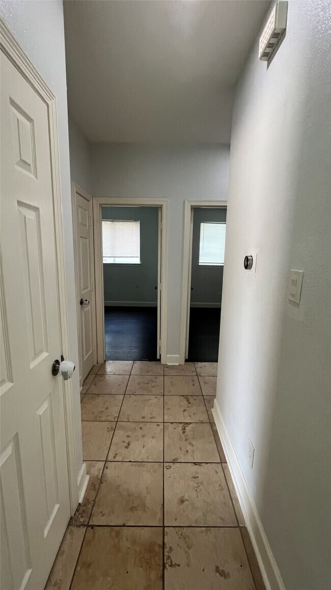 Building Photo - 2402 Raintree Village Dr