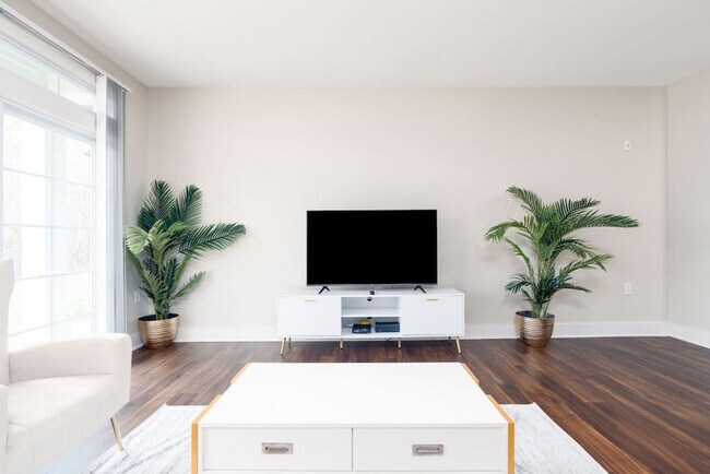 Building Photo - 2525 Solana Way