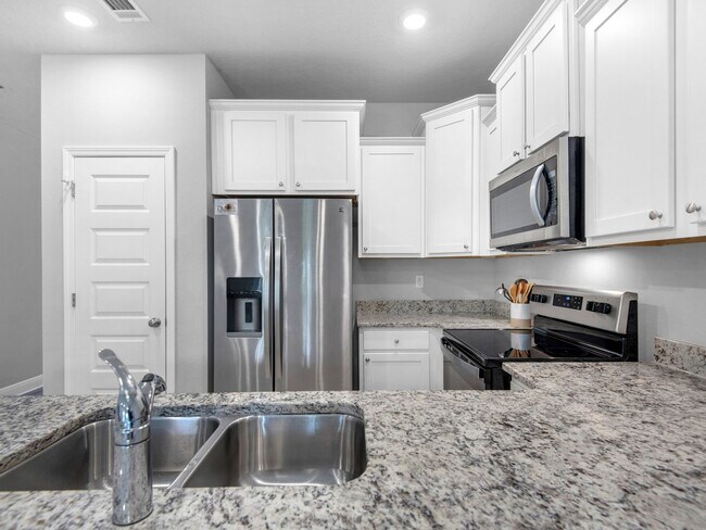 Building Photo - Brand New Furnished Townhome located just ...