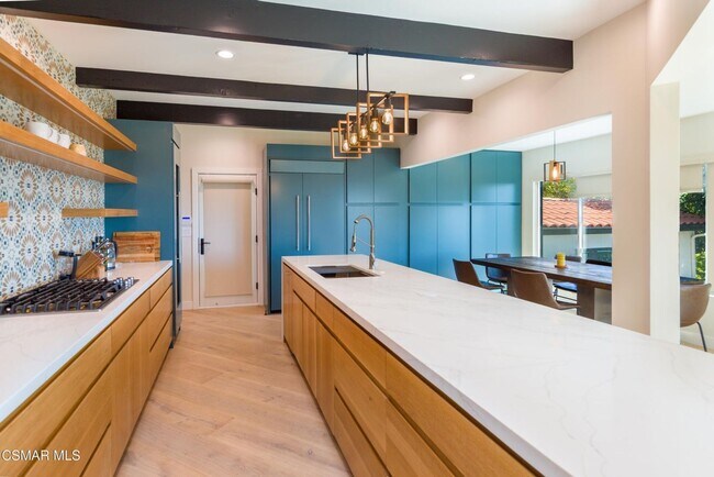 Building Photo - Must see this luxurious short-term, furnis...