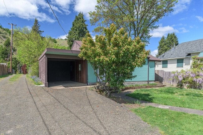 Building Photo - Home for Rent in Roseburg