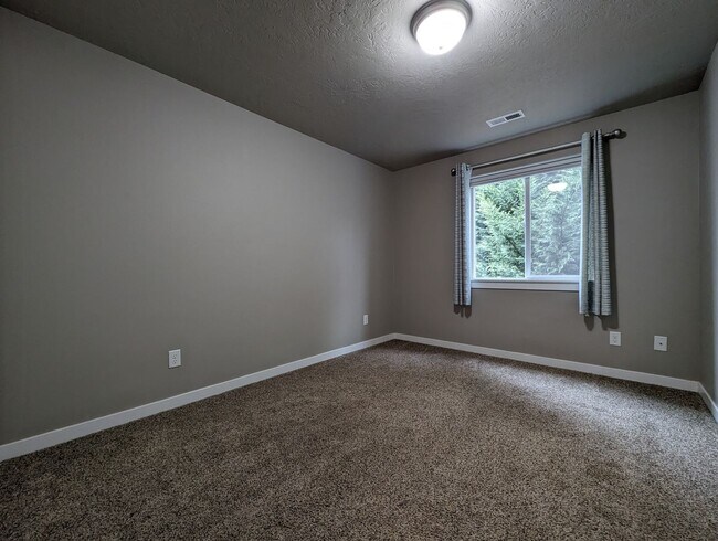 Building Photo - Gorgeous 3-Bedroom, 2.5-Bath Home on Corner Lot In Eugene!