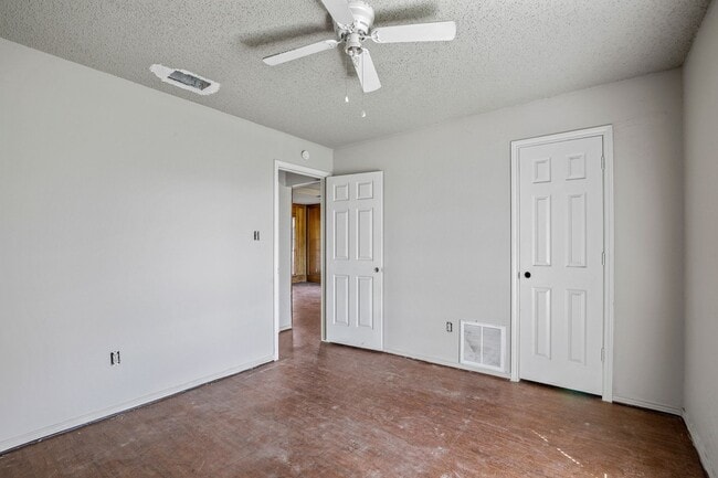Building Photo - 223 E Pritchard Ln