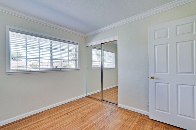 Building Photo - Charming & Refreshed Well-Maintained 4 Bed...