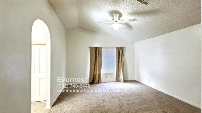 Building Photo - Spacious 4-Bedroom Home in a Great Locatio...