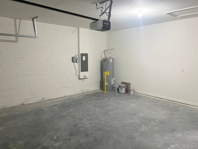 Building Photo - 4 BEDROOM 2 BATHROOM HOUSE FOR RENT