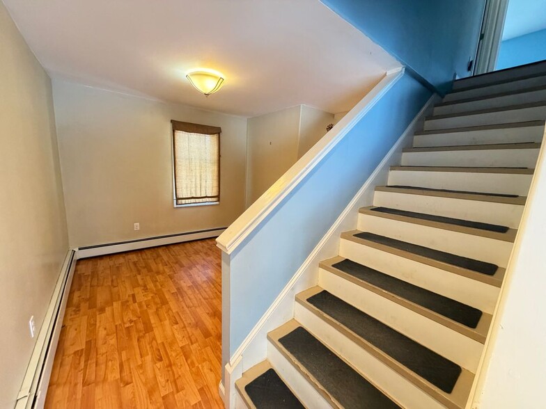 Building Photo - 332 Lydall St