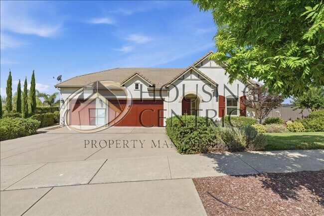 Building Photo - Executive Gated Rental with Stunning Views & Solar!