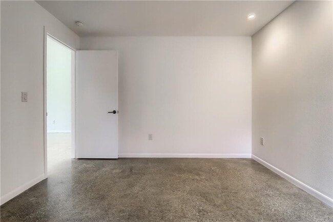 Building Photo - 9400 Shady Oaks Dr