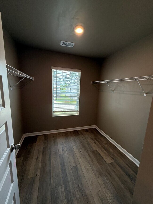 Building Photo - Open concept 4 bed, 2.5 bath home with fen...