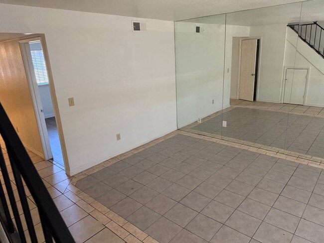 Building Photo - 3 Bedroom 1.5 Bathroom Townhouse