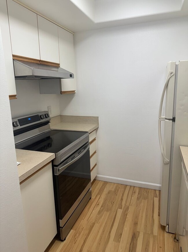 Building Photo - Spacious condo unit in East Anchorage