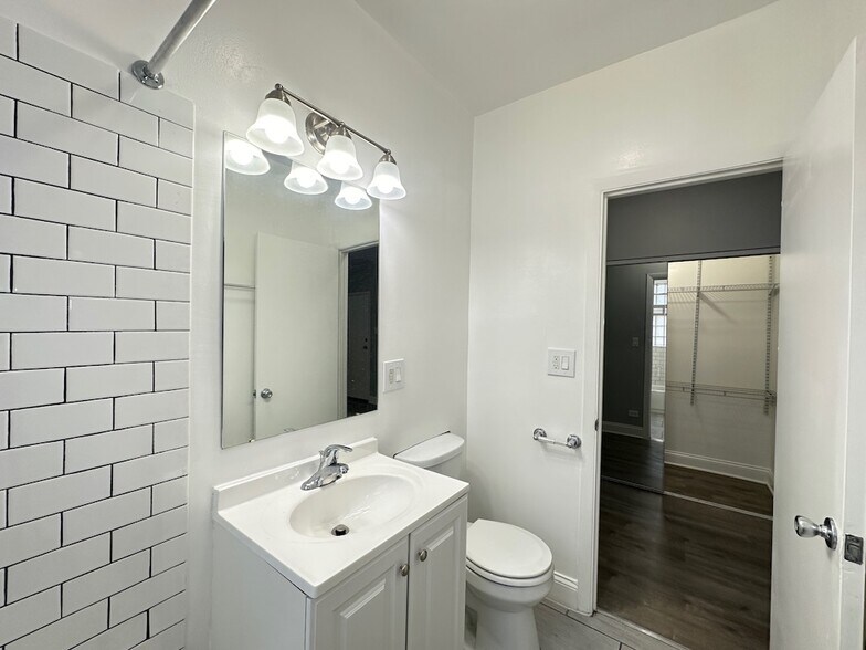 Building Photo - 4756 N Maplewood Ave