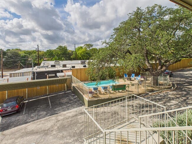 Building Photo - 2302 East Side Dr