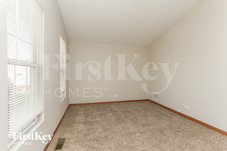 Building Photo - 932 Symphony Dr