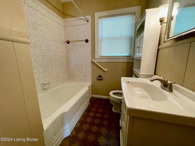Building Photo - 1096 Forest View Dr
