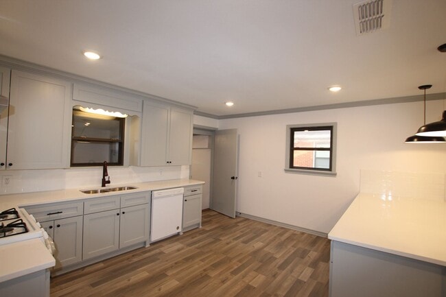 Building Photo - Coming Soon! Updated 3 Bed 2 Bath Rental! ...