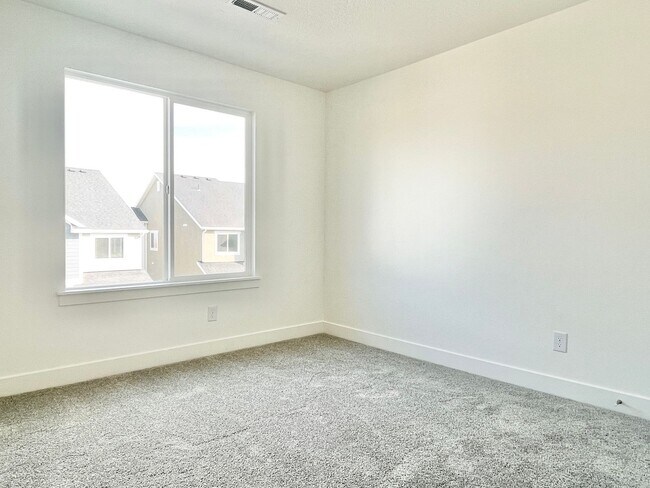 Building Photo - Beautiful Townhome at Mountain Ridge!