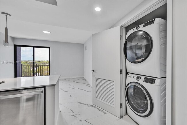 Building Photo - 840 NE 130th St