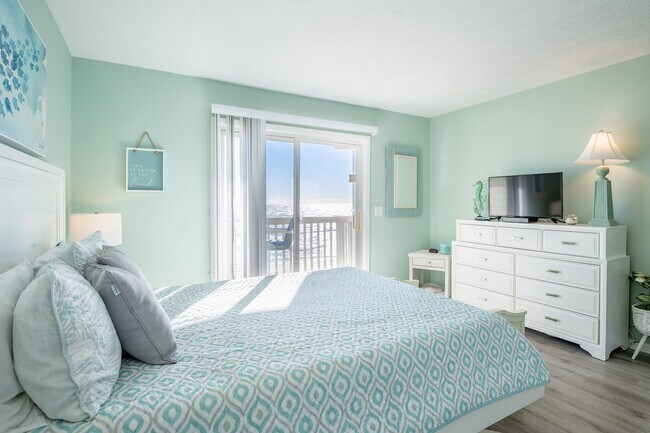 Building Photo - PERFECT "WORK FROM HOME" LOCATION ONLY DEC-JANUARY LEFT