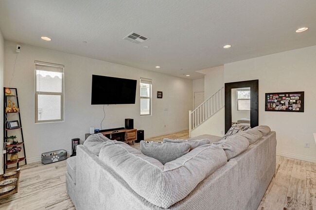 Building Photo - Stunning Southern Highlands three bedroom!