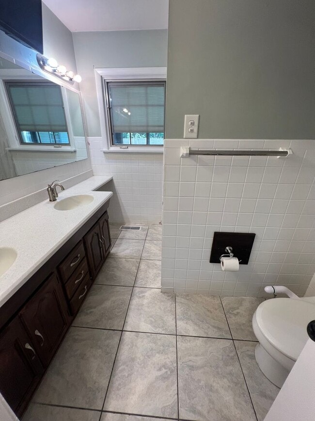 Building Photo - Move in Ready! $1,000 security deposit!