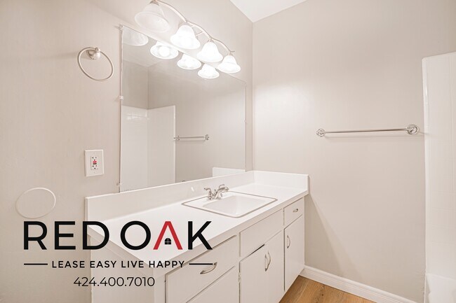 Building Photo - 15405 Vanowen St