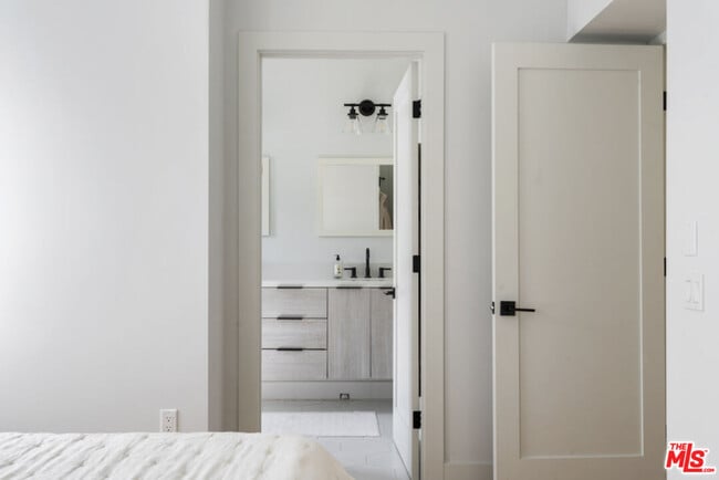 Building Photo - 738 Parkman Ave