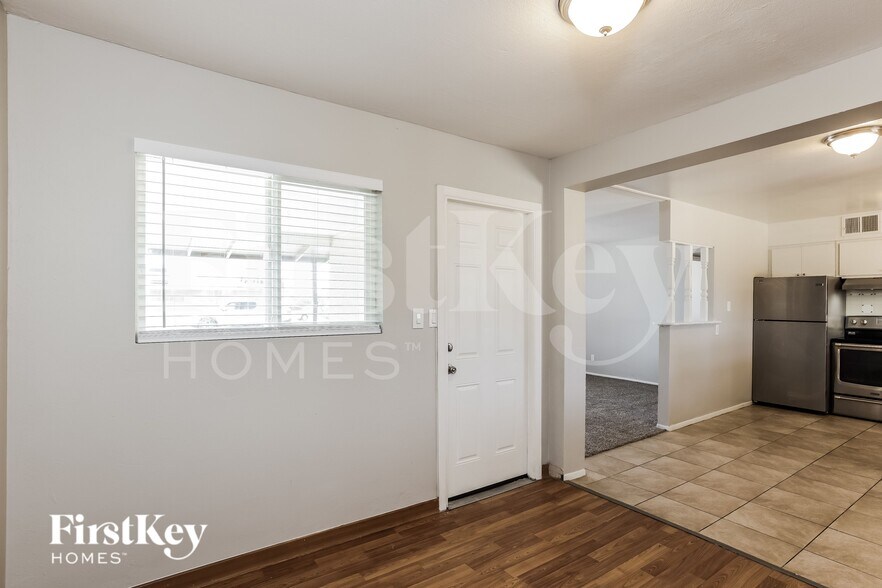 Building Photo - 2114 W Sunnyside Ave