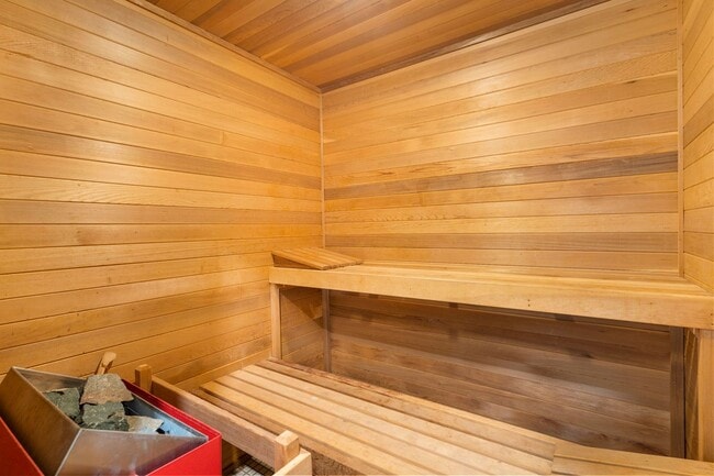 Building Photo - Completely Remodeled 3 Bed/3 Bath with Exp...
