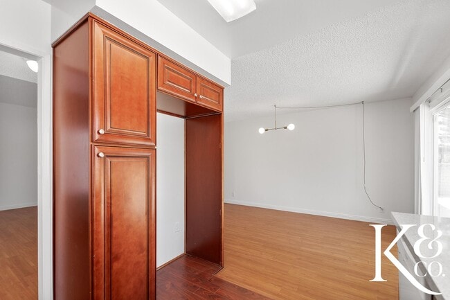 Building Photo - 559 W Avenida De Las Flores