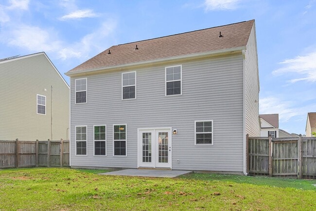 Building Photo - Convenient Location with Modern Amenities