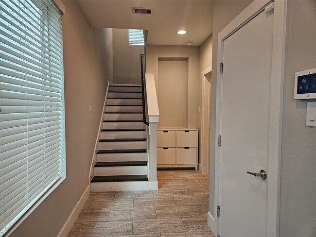 Building Photo - 2621 Hutchins St