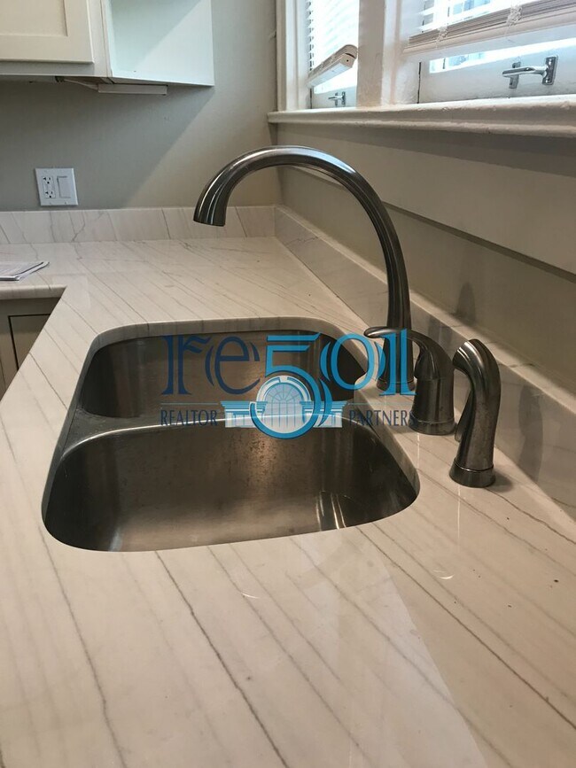 Building Photo - *New Price*  Newly Renovated Immaculate Co...