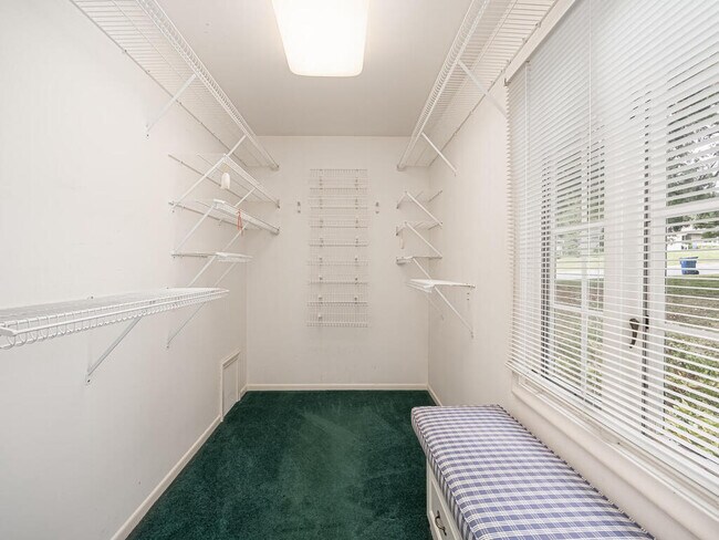 Building Photo - 6625 W Shore Dr