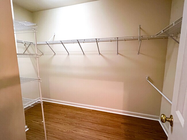 Building Photo - 557 Longhorn Crescent