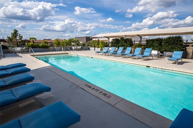 Building Photo - 300 Bowie St